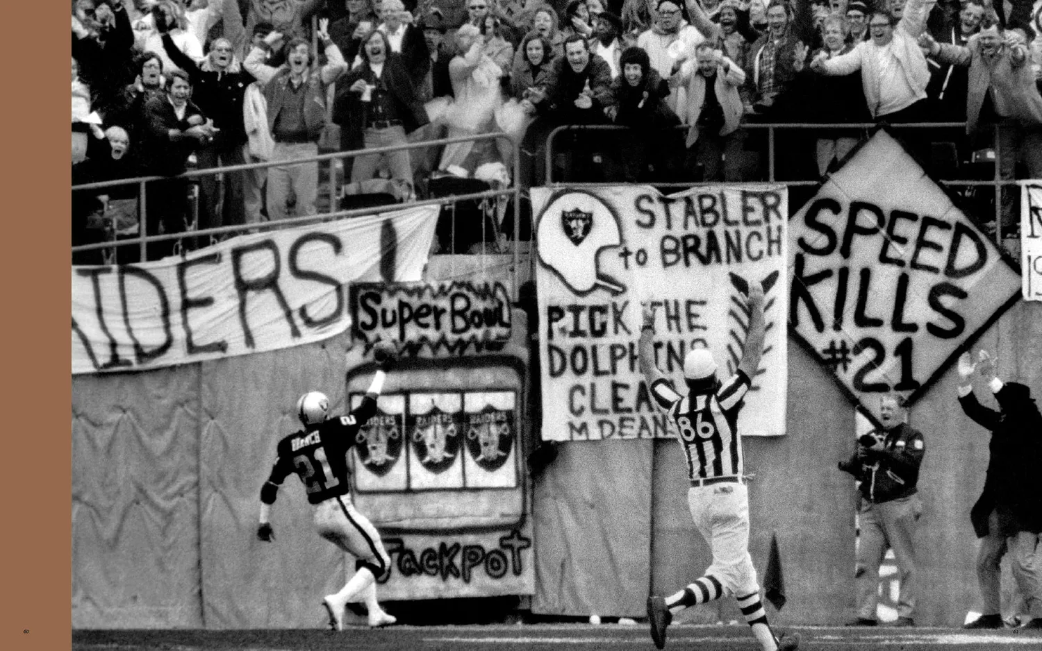 Abrams & Chronicle Books Field of Play 60 Years of NFL Photography innbundet