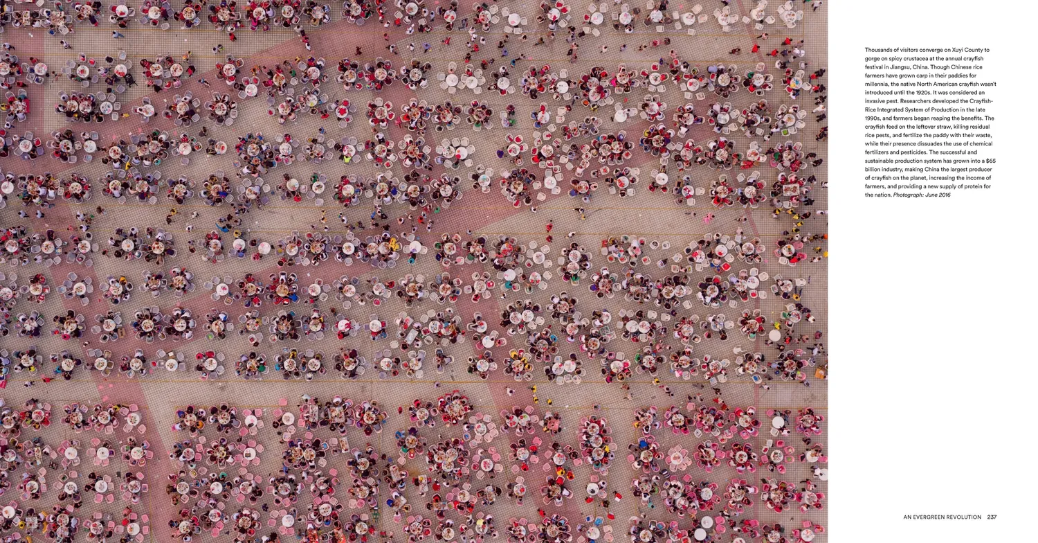 Abrams and Chronicle Feed the Planet Photographic Journey bok innbundet